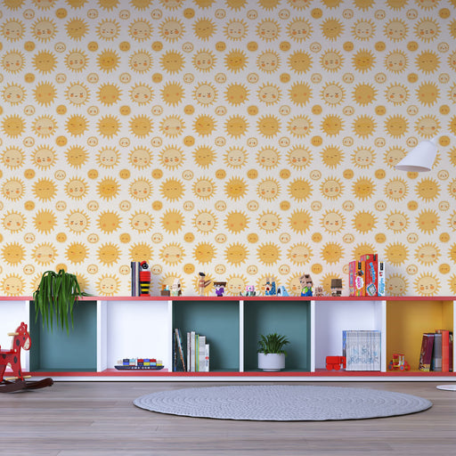 Une chambre d'enfant avec un papier peint ludique orné de soleils souriants dans des teintes jaunes sur fond clair, créant une atmosphère joyeuse et ensoleillée.