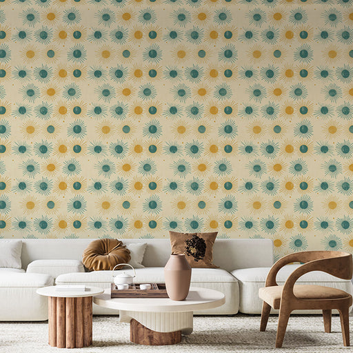 Un salon lumineux avec un papier peint aux motifs de soleils jaunes et bleus sur fond crème, créant une ambiance joyeuse et chaleureuse.