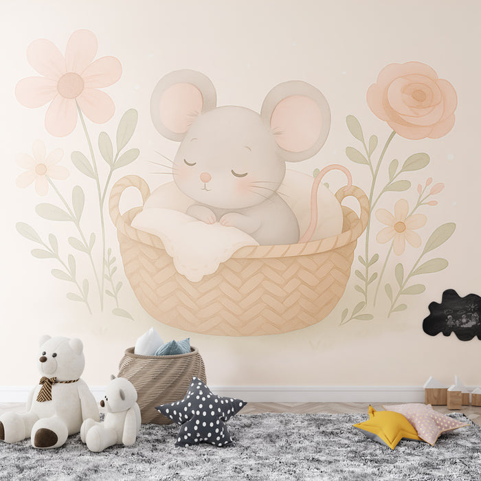 Une chambre d'enfant avec un papier peint illustrant une souris endormie dans un panier, entourée de fleurs délicates et de couleurs douces, créant une ambiance apaisante et chaleureuse.