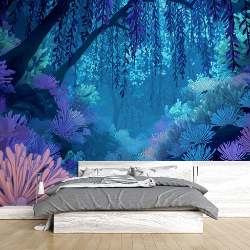 Une chambre contemporaine avec un papier peint représentant une forêt aquatique aux nuances de bleu et violet, créant une atmosphère apaisante et mystérieuse.
