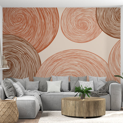 Un salon contemporain avec un papier peint aux motifs circulaires en terre cuite et beige, créant une ambiance chaleureuse et artistique.