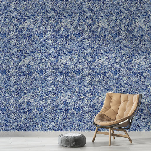 Une pièce moderne avec un papier peint aux motifs ondulés bleu et blanc créant une ambiance dynamique et apaisante.