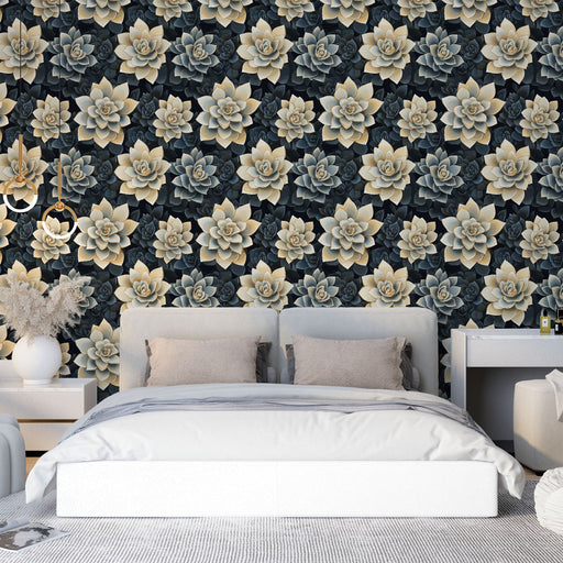 Une chambre moderne avec un papier peint floral représentant des succulentes aux teintes crème et bleu-vert sur un fond noir, créant une ambiance élégante et apaisante.