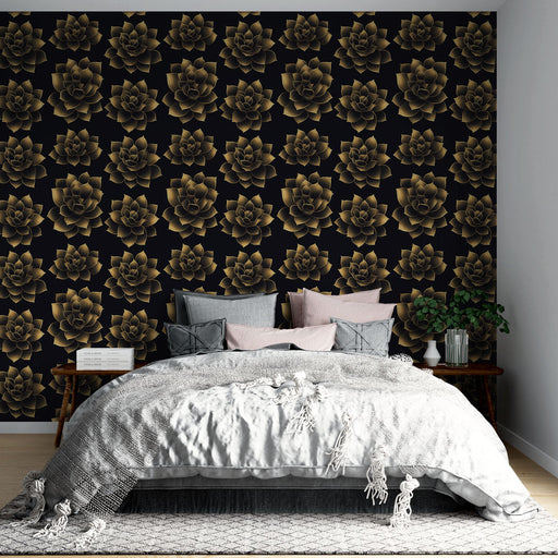 Une chambre élégante avec un papier peint noir orné de grandes fleurs dorées, créant une atmosphère luxueuse et apaisante.