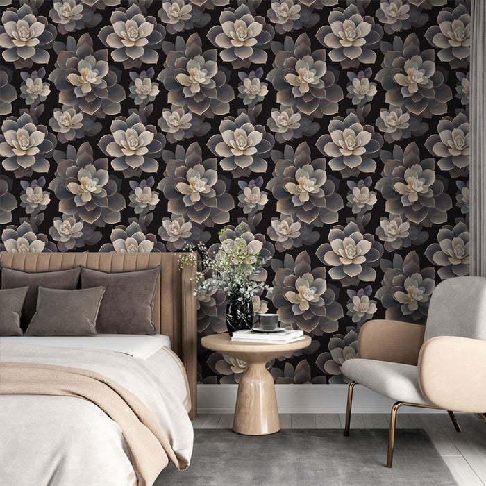 Une chambre élégante avec un papier peint floral représentant de grandes succulentes aux teintes douces sur fond noir, créant une ambiance chaleureuse et apaisante.