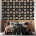 Une chambre moderne avec un papier peint floral aux motifs de fleurs beige et noires sur fond sombre, créant une ambiance élégante et chaleureuse.