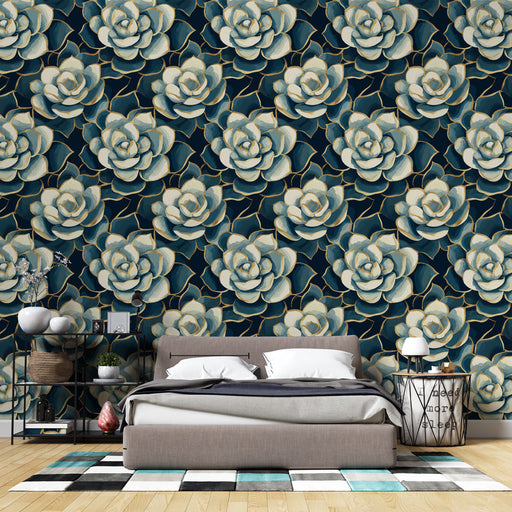 Une chambre moderne avec un papier peint floral bleu nuit orné de grandes fleurs délicates aux nuances crème et dorées, créant une atmosphère élégante et apaisante.