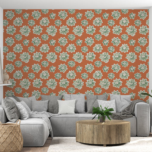 Un salon moderne avec un papier peint terracotta orné de motifs de fleurs de lotus vertes, créant une ambiance chaleureuse et accueillante.
