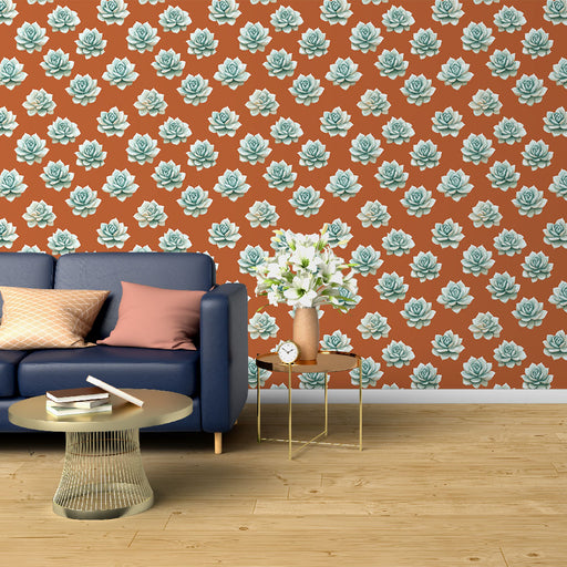 Un salon moderne avec un papier peint terracotta orné de motifs de fleurs succulentes turquoise, créant une atmosphère chaleureuse et accueillante.