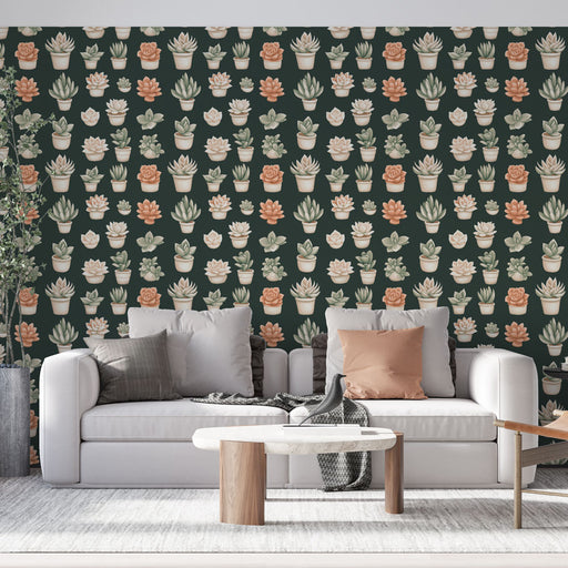 Un salon moderne avec un papier peint représentant des succulentes colorées dans des pots sur fond vert foncé, créant une atmosphère chaleureuse et naturelle.