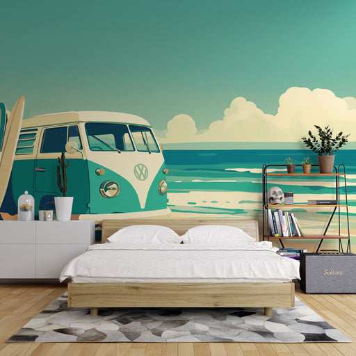 Une chambre lumineuse avec un papier peint illustrant un van vintage sur la plage, évoquant une ambiance estivale et décontractée.