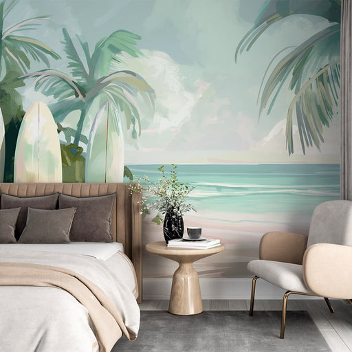 Une chambre moderne avec un papier peint tropical représentant des palmiers et des planches de surf sur fond de mer apaisante, évoquant une ambiance estivale et relaxante.