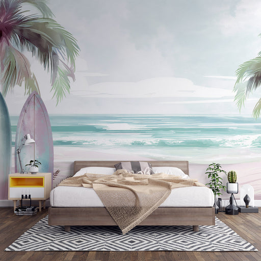 Une chambre lumineuse avec un papier peint tropical représentant des palmiers et des planches de surf sur fond de mer turquoise, évoquant une ambiance estivale et relaxante.