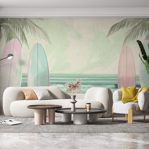 Un salon moderne avec un papier peint tropical représentant des planches de surf pastel sur fond de mer, évoquant une ambiance estivale et relaxante.