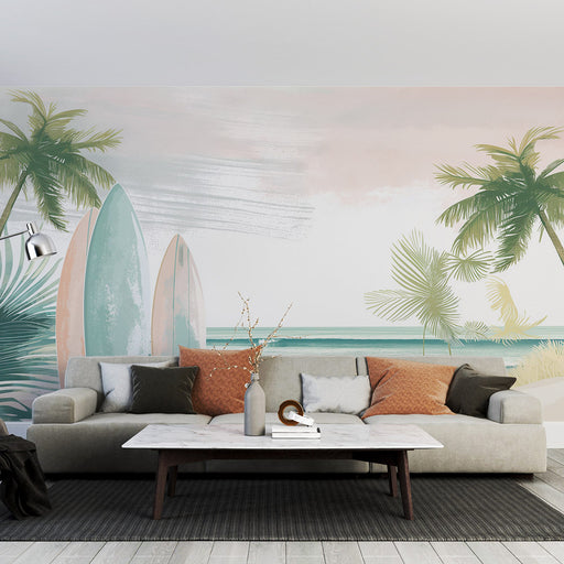 Un salon lumineux avec un papier peint tropical représentant des planches de surf pastel et des palmiers sur fond de plage apaisant, évoquant une ambiance estivale et relaxante.