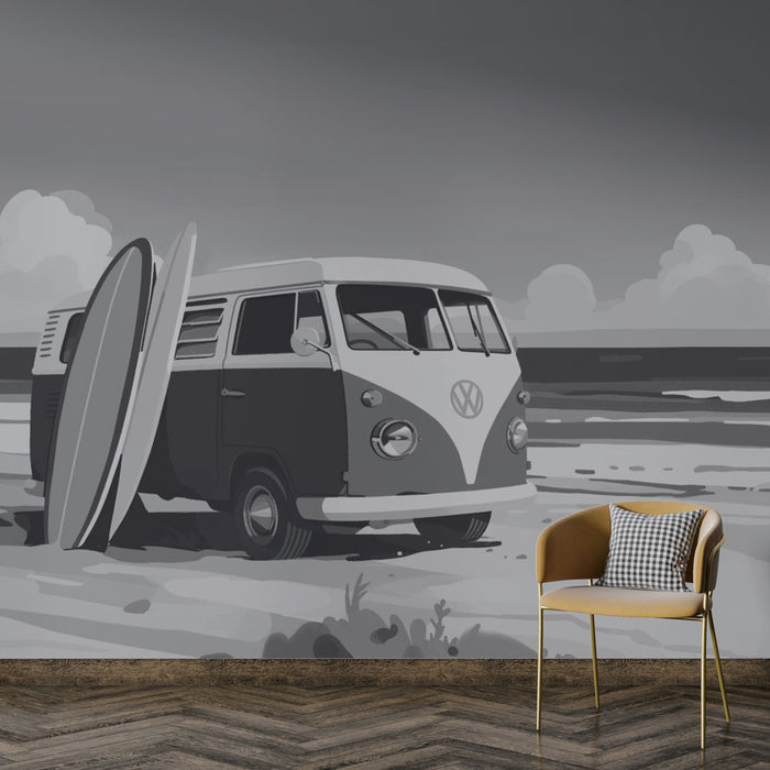 Une salle de séjour avec un papier peint illustrant un van Volkswagen vintage en noir et blanc sur fond de plage, évoquant une ambiance décontractée et nostalgique.