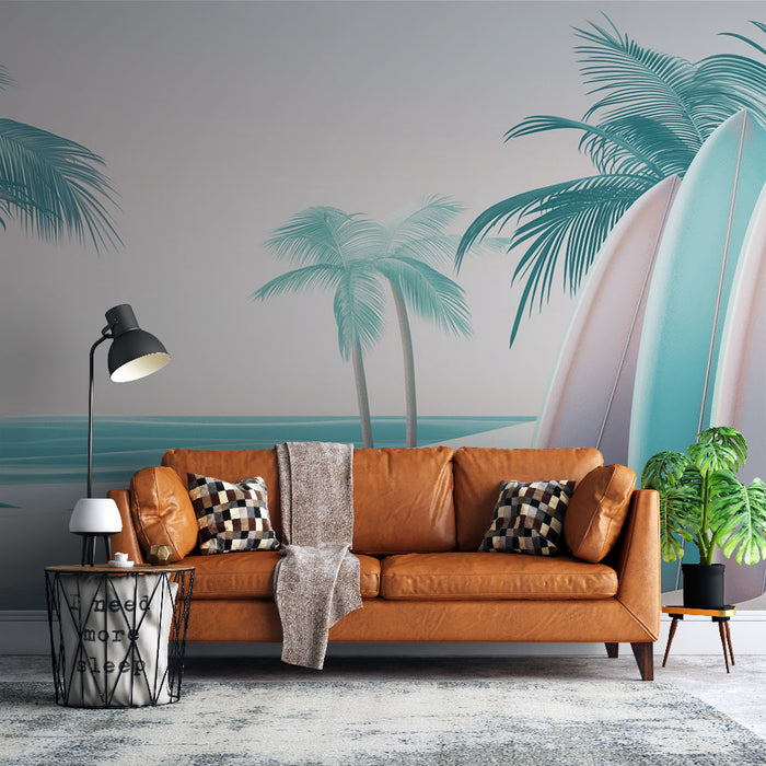 Un salon moderne avec un papier peint tropical représentant des palmiers et des planches de surf aux teintes douces, créant une atmosphère détendue et estivale.