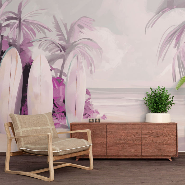 Un salon lumineux avec un papier peint tropical représentant des palmiers et des planches de surf aux teintes pastel, créant une atmosphère estivale et relaxante.