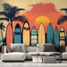 Un salon moderne avec un papier peint représentant des planches de surf colorées sur un fond de coucher de soleil vibrant, évoquant une ambiance estivale et décontractée.