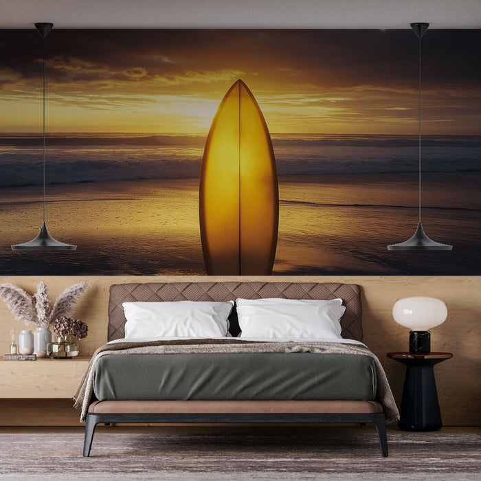 Une chambre moderne avec un papier peint représentant une planche de surf dorée au coucher de soleil, créant une ambiance chaleureuse et apaisante.