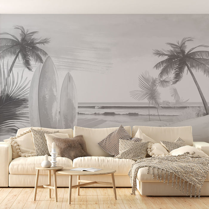 Un salon lumineux avec un papier peint en noir et blanc représentant une plage sereine, des palmiers et des planches de surf, créant une atmosphère apaisante et estivale.