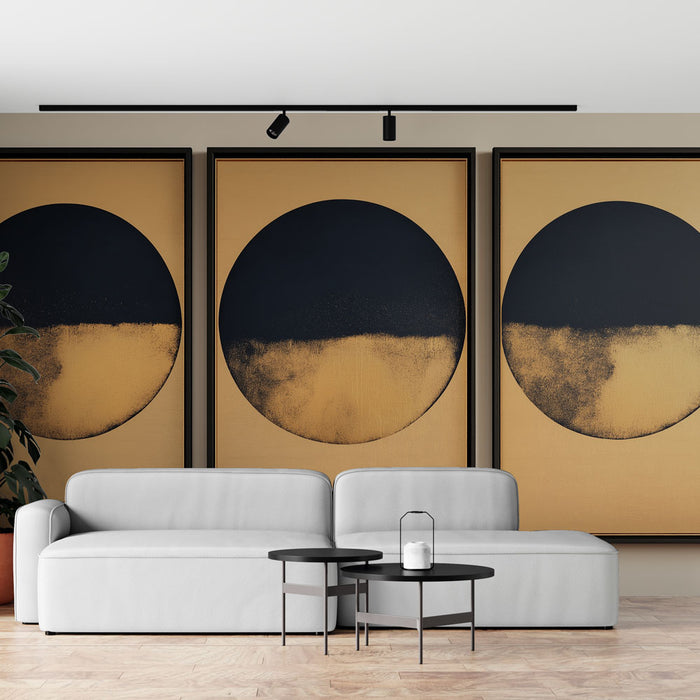 Un salon moderne avec un papier peint artistique aux grands cercles noirs et dorés sur fond beige, créant une ambiance élégante et contemporaine.
