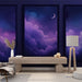 Une pièce moderne avec un papier peint représentant des nuages violets et roses sous un ciel étoilé, créant une atmosphère rêveuse et apaisante.