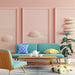 Un salon moderne avec un papier peint texturé rose clair représentant des formes arrondies et des motifs de sable, créant une ambiance apaisante et minimaliste.