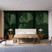 Une chambre élégante avec un papier peint vert foncé illustrant de grandes feuilles de ginkgo, créant une atmosphère apaisante et naturelle.