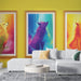 Un salon moderne avec un papier peint jaune vif, mettant en valeur des illustrations de renards colorés qui apportent une ambiance dynamique et artistique.