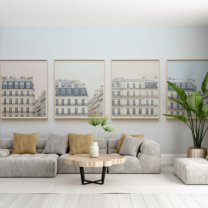 Un salon moderne avec un papier peint évoquant des façades parisiennes délicates, aux teintes pastel et aux lignes élégantes, créant une atmosphère douce et raffinée.