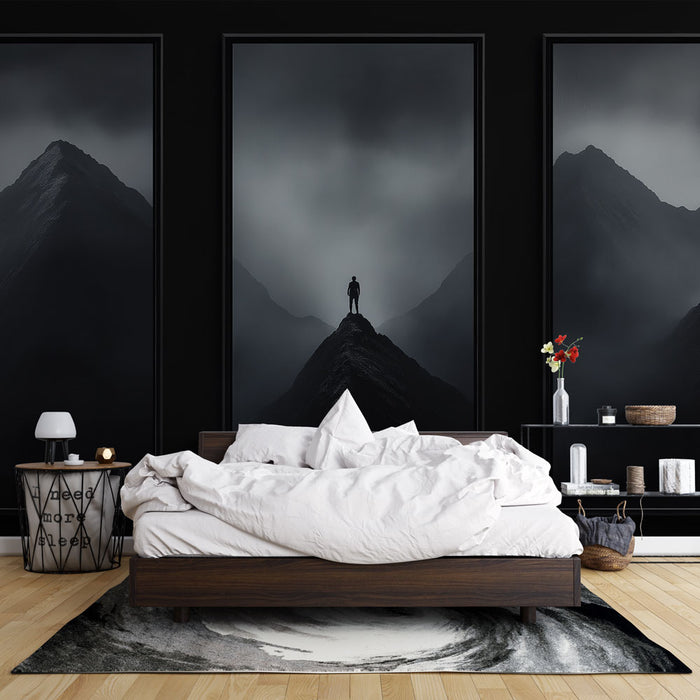 Une chambre moderne avec un papier peint représentant des montagnes sombres et un personnage silhouetté, créant une ambiance mystérieuse et contemplative.