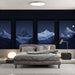 Une chambre moderne avec un papier peint représentant des montagnes enneigées sous un ciel nocturne, créant une atmosphère apaisante et contemplative.