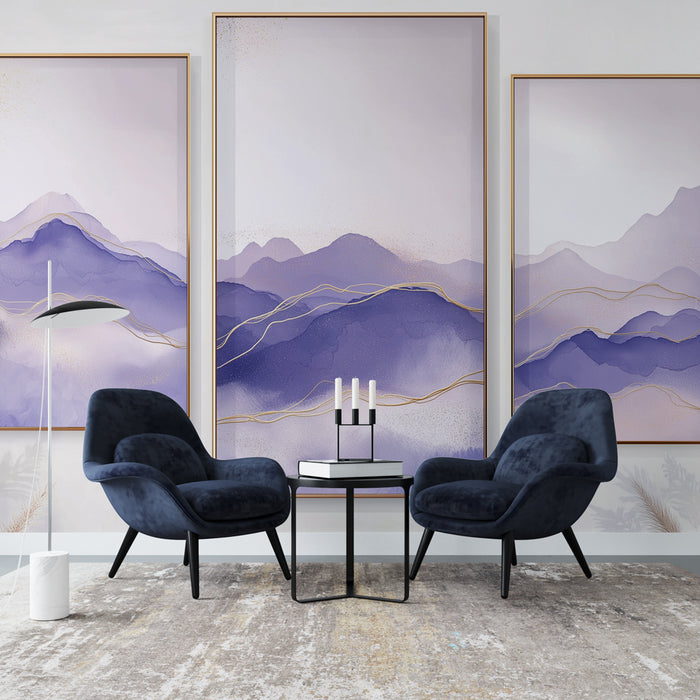 Un salon moderne avec un papier peint représentant des montagnes en dégradés de violet et or, créant une ambiance apaisante et élégante.