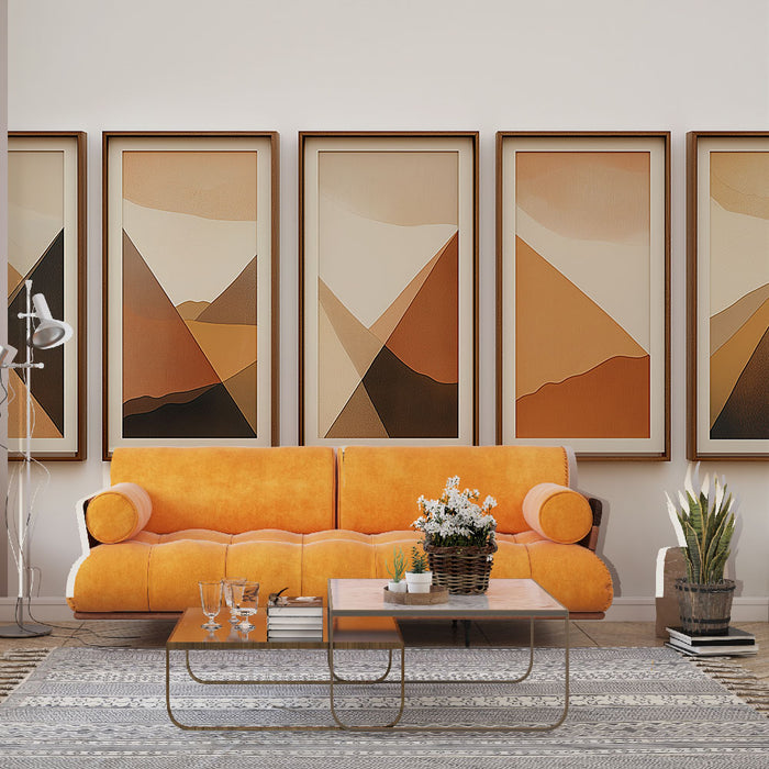 Un salon moderne avec un papier peint aux motifs géométriques dans des teintes chaudes de beige et d'orange, créant une ambiance chaleureuse et accueillante.