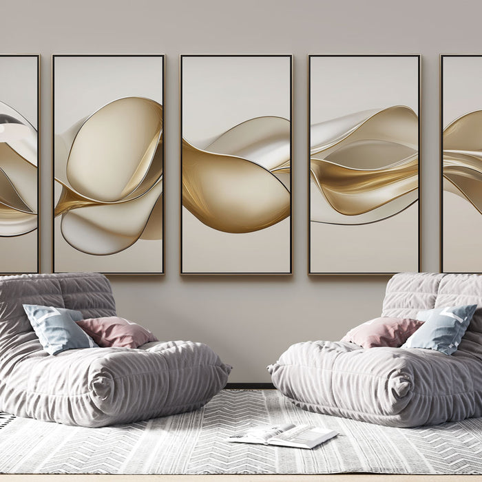 Un salon moderne avec un papier peint abstrait aux ondulations dorées et argentées créant une atmosphère élégante et apaisante.
