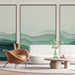 Un salon moderne avec un papier peint abstrait aux nuances de vert et de bleu évoquant des vagues fluides, créant une atmosphère apaisante et contemporaine.