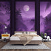 Une chambre moderne avec un papier peint représentant un paysage nocturne violet, évoquant une ambiance mystique et apaisante, agrémenté de palmiers et d'une pleine lune.