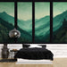 Une chambre moderne avec un papier peint représentant des montagnes en dégradé de verts, créant une atmosphère apaisante et naturelle.