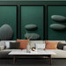 Un salon moderne avec un papier peint texturé vert profond, orné de formes abstraites évoquant des pierres, créant une ambiance zen et apaisante.