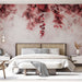 Une chambre élégante avec un papier peint floral aux teintes douces de rose et rouge, créant une atmosphère romantique et apaisante.