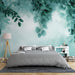 Une chambre apaisante avec un papier peint aux motifs de feuilles vertes sur fond dégradé bleu clair, créant une atmosphère naturelle et sereine.