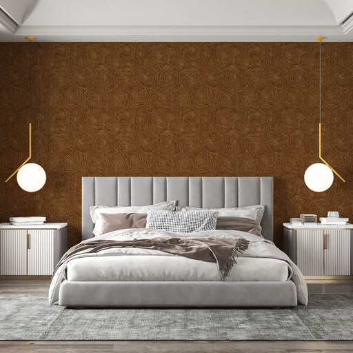 Une chambre élégante avec un papier peint texturé marron aux motifs en spirales, créant une ambiance chaleureuse et accueillante.
