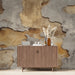 Papier peint mural texturé avec aspect érodé et authentique pour décoration intérieure moderne.