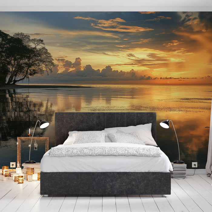 Une chambre moderne avec un papier peint représentant un paysage marin au coucher de soleil, où les teintes dorées et orangées créent une atmosphère apaisante et chaleureuse.