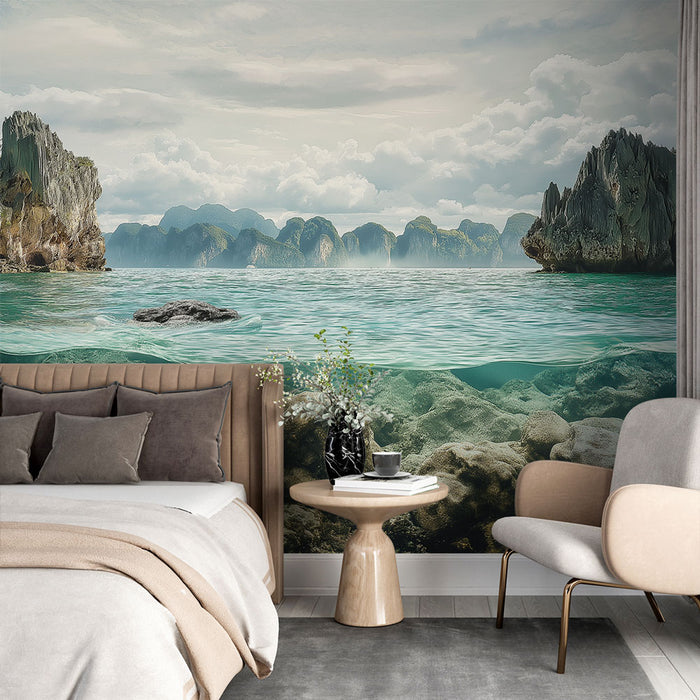 Une chambre contemporaine avec un papier peint représentant un paysage marin apaisant, où des rochers majestueux émergent d'une eau turquoise sous un ciel nuageux.