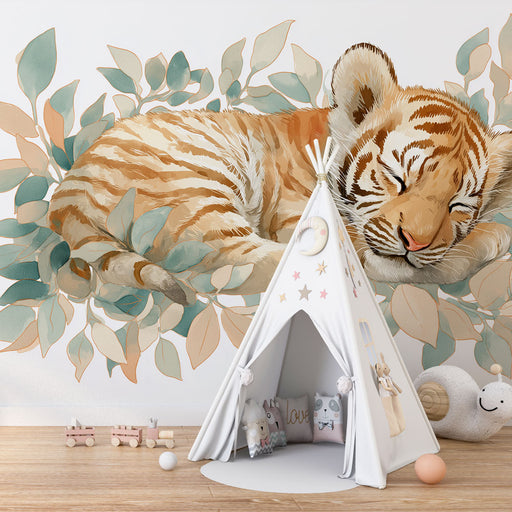 Une chambre d'enfant avec un papier peint illustrant un tigre endormi entouré de feuilles aux teintes douces, créant une ambiance apaisante et ludique.