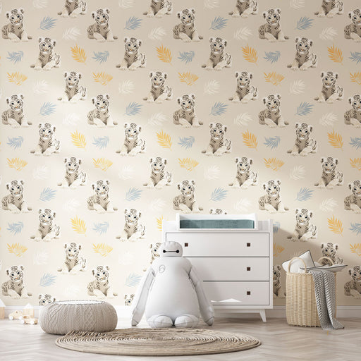 Une chambre d'enfant avec un papier peint illustrant des tigres blancs sur fond beige, agrémenté de feuilles jaunes et bleues, créant une ambiance ludique et douce.