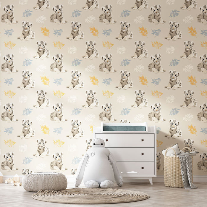 Une chambre d'enfant avec un papier peint illustrant des tigres blancs sur fond beige, agrémenté de feuilles jaunes et bleues, créant une ambiance ludique et douce.