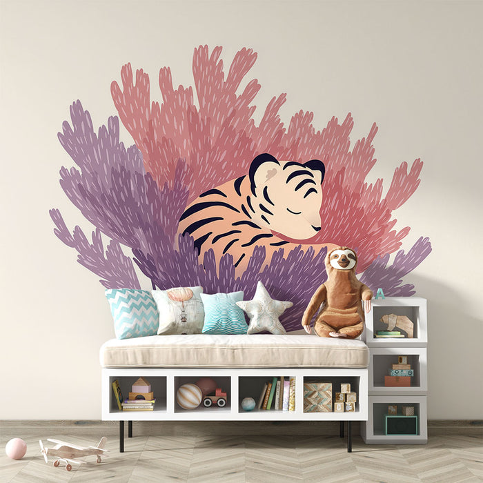 Une chambre d'enfant avec un papier peint illustrant un tigre endormi entouré de coraux colorés dans des teintes douces de rose et violet, créant une atmosphère ludique et apaisante.